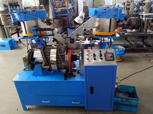 последний случай компании о Немецкий поставщик автомобильных компонентов модернизирует производство с помощью современной машины для изготовления заклепок